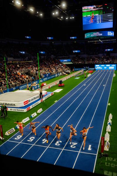60 m Finale der Frauen mit Bianca Williams (GBR), Amy Hunt (GBR), Geraldine Frey (SUI), Rani Rosius (BEL), Sophia Junk (GER), Boglarka Takacs (HUN) beim ISTAF Indoor Düsseldorf am 09.02.2025 im PSD Bank Dome in Düsseldorf