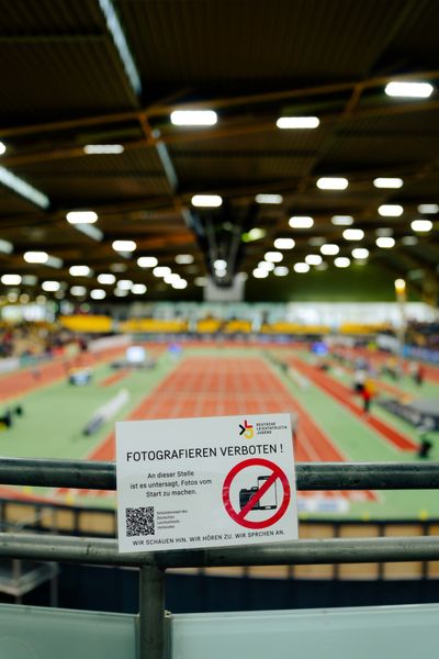 Fotografieren verboten beim Start der 60m Läufe waehrend den deutschen Jugend-Hallenmeisterschaften U20 am 15.02.2025 in der Helmut-Körnig-Halle in Dortmund