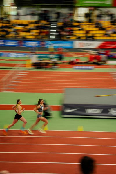 Lera Miller (VfL Löningen), Louna Schuler (LG Ortenau Nord) im Halbfinale 1500m waehrend den deutschen Jugend-Hallenmeisterschaften U20 am 15.02.2025 in der Helmut-Körnig-Halle in Dortmund