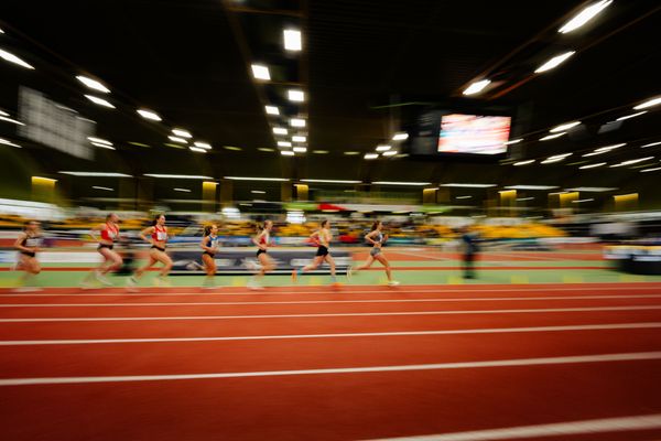 Lera Miller (VfL Löningen), Louna Schuler (LG Ortenau Nord) im Halbfinale 1500m waehrend den deutschen Jugend-Hallenmeisterschaften U20 am 15.02.2025 in der Helmut-Körnig-Halle in Dortmund