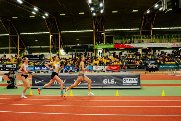 Lera Miller (VfL Löningen), Louna Schuler (LG Ortenau Nord) im Halbfinale 1500m waehrend den deutschen Jugend-Hallenmeisterschaften U20 am 15.02.2025 in der Helmut-Körnig-Halle in Dortmund