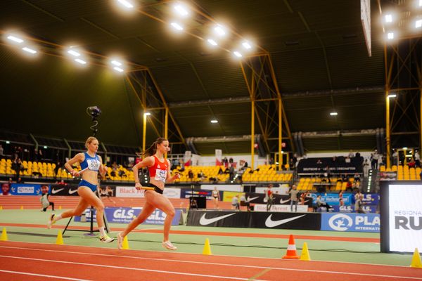 Lotta Sophie Reckert (LG Olympia Dortmund), Luise Pecht (TSV SCHOTT Mainz) waehrend den deutschen Jugend-Hallenmeisterschaften U20 am 15.02.2025 in der Helmut-Körnig-Halle in Dortmund