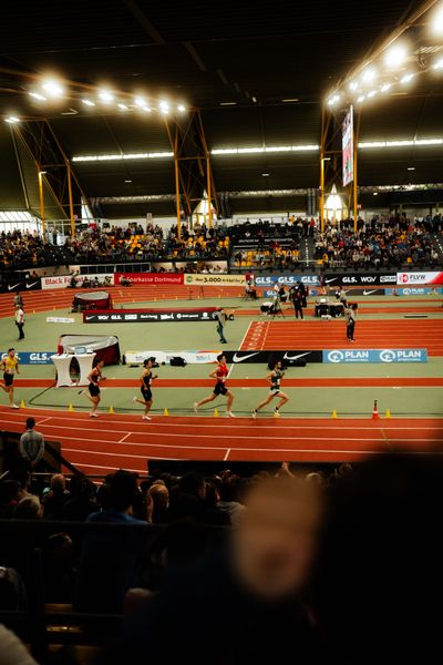 Maximilian Thorwirth (SFD 75 Düsseldorf) vor Tim Kalies (LG Braunschweig) bei den deutschen Hallenmeisterschaften am 23.02.2025 in der Helmut-Körnig-Halle in Dortmund