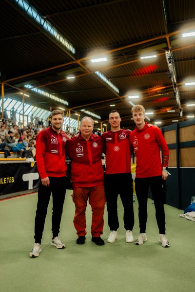 Fabian Dammermann (LG Osnabrück), Florian Kroll (LG Osnabrück), Trainer Anton Siemer (LG Osnabrück) und Andre Rohling (LG Osnabrück) bei den deutschen Hallenmeisterschaften am 23.02.2025 in der Helmut-Körnig-Halle in Dortmund