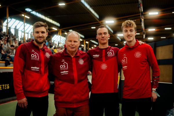 Fabian Dammermann (LG Osnabrück), Florian Kroll (LG Osnabrück), Trainer Anton Siemer (LG Osnabrück) und Andre Rohling (LG Osnabrück) bei den deutschen Hallenmeisterschaften am 23.02.2025 in der Helmut-Körnig-Halle in Dortmund
