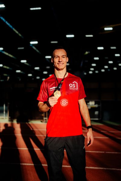 Florian Kroll (LG Osnabrück) mit der Goldmedaille bei den deutschen Hallenmeisterschaften am 23.02.2025 in der Helmut-Körnig-Halle in Dortmund