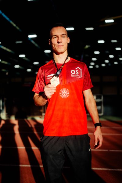 Florian Kroll (LG Osnabrück) mit der Goldmedaille bei den deutschen Hallenmeisterschaften am 23.02.2025 in der Helmut-Körnig-Halle in Dortmund