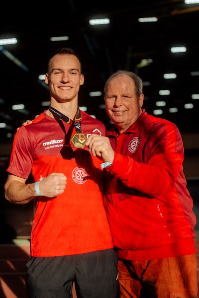 Florian Kroll (LG Osnabrück) und Trainer Anton Siemer (LG Osnabrück) bei den deutschen Hallenmeisterschaften am 23.02.2025 in der Helmut-Körnig-Halle in Dortmund