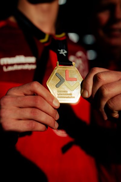 Die Goldmedaille von Florian Kroll (LG Osnabrück) bei den deutschenHallenmeisterschaften am 23.02.2025 in der Helmut-Körnig-Halle in Dortmund