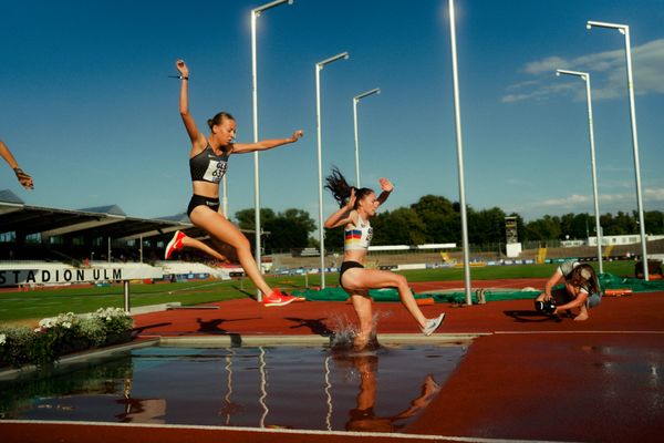 Carolin Hinrichs (VfL Löningen), Constanze Paoli (SSC Hanau-Rodenbach) waehrend der U16-/U23-DM am 05.07.2025 im Donaustadion in Ulm