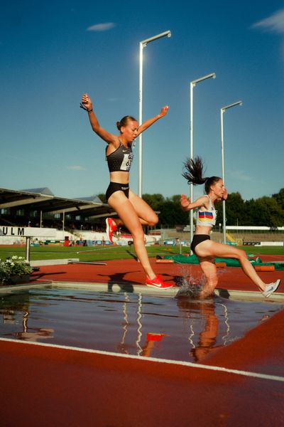 Carolin Hinrichs (VfL Löningen), Constanze Paoli (SSC Hanau-Rodenbach) waehrend der U16-/U23-DM am 05.07.2025 im Donaustadion in Ulm
