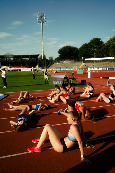 Die U23 Athletinnen nach dem 3000m Hindernis waehrend der U16-/U23-DM am 05.07.2025 im Donaustadion in Ulm