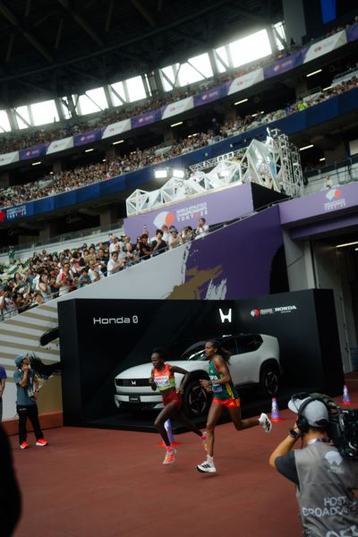 Peres Jepchirchir (KEN), Tigst Assefa (ETH) during the World Athletics Championships on 14.09.2025 in Tokyo.