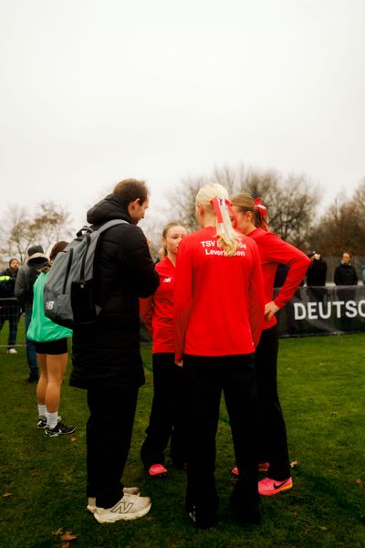 TSV 04 Bayer Leverkusen bei den Deutschen Meisterschaften im Crosslauf auf dem Sportgelände Bürgerpark Nord am 29.11.2025 in Darmstadt