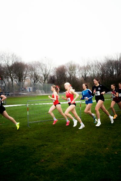 Finja Faßbender (TSV Bayer 04 Leverkusen), Fiona Bünder (TSV Bayer 04 Leverkusen) im Lauf L01 - Weibliche Jugend U18bei den Deutschen Meisterschaften im Crosslauf auf dem Sportgelände Bürgerpark Nord am 29.11.2025 in Darmstadt