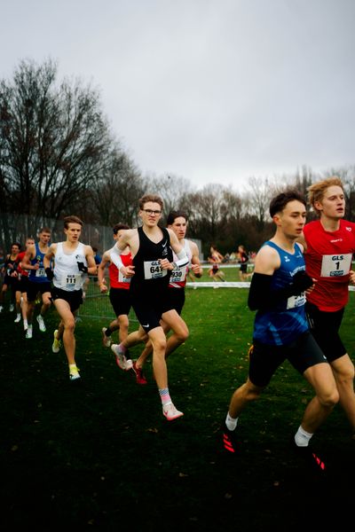 Tom Stephan (TV Lilienthal), Jannis Matheo Grunwald (Berliner SV 1892), Valentin Oblupin (TV Bad Säckingen) im Lauf L02 - Männliche Jugend U18 bei den Deutschen Meisterschaften im Crosslauf auf dem Sportgelände Bürgerpark Nord am 29.11.2025 in Darmstadt