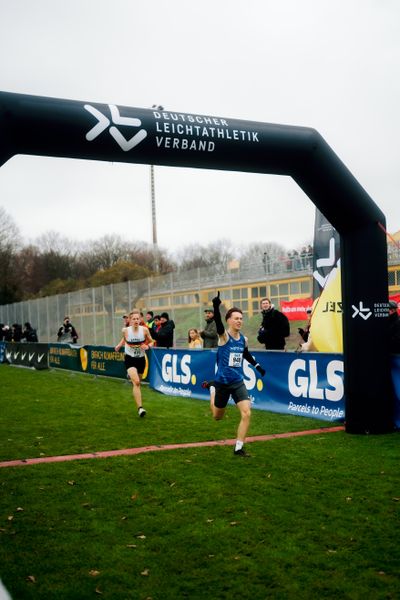 Lennox Gyulai (SG Lok. Hainsberg) im Lauf L02 - Männliche Jugend U18 bei den Deutschen Meisterschaften im Crosslauf auf dem Sportgelände Bürgerpark Nord am 29.11.2025 in Darmstadt