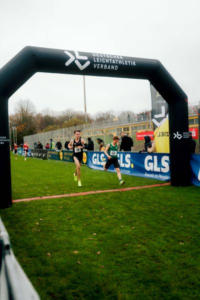 Aaron Jamal Thomas (Berlin Track Club), Moritz Jancke (Eintracht Hildesheim) im Lauf L02 - Männliche Jugend U18 bei den Deutschen Meisterschaften im Crosslauf auf dem Sportgelände Bürgerpark Nord am 29.11.2025 in Darmstadt