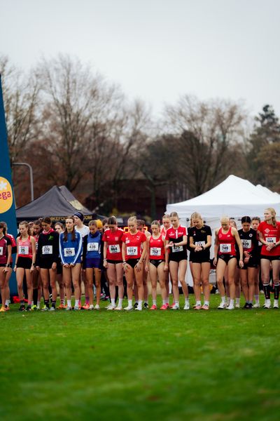 Start Lauf L01 - Weibliche Jugend U18 bei den Deutschen Meisterschaften im Crosslauf auf dem Sportgelände Bürgerpark Nord am 29.11.2025 in Darmstadt