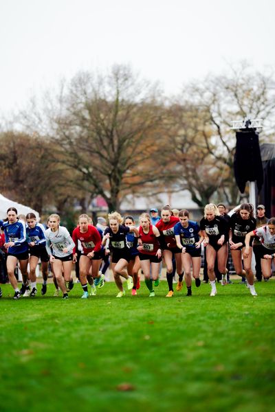 Start Lauf L01 - Weibliche Jugend U18 bei den Deutschen Meisterschaften im Crosslauf auf dem Sportgelände Bürgerpark Nord am 29.11.2025 in Darmstadt