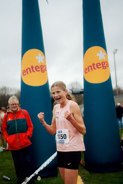 Julia Ehrle (LG farbtex Nordschwarzwald) bei den Deutschen Meisterschaften im Crosslauf auf dem Sportgelände Bürgerpark Nord am 29.11.2025 in Darmstadt