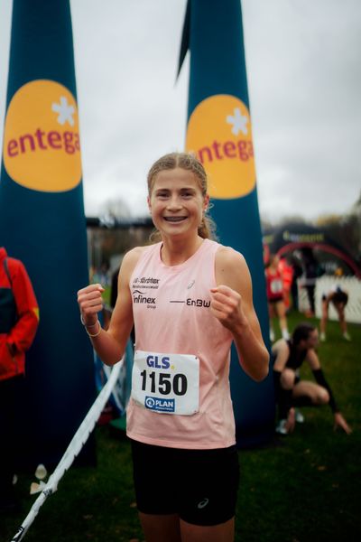 Julia Ehrle (LG farbtex Nordschwarzwald) bei den Deutschen Meisterschaften im Crosslauf auf dem Sportgelände Bürgerpark Nord am 29.11.2025 in Darmstadt