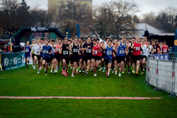Kalle Janßen (Hamburg Running), Finley Wegner (SV Turbine Neubrandenburg), Timo Braun (TV Homburg), Friedrich Michel (TC Fiko Rostock), Tom Stephan (TV Lilienthal), Lucas Merten (USC Mainz), Lennox Gyulai (SG Lok. Hainsberg), Noah Möller (LAC Quelle Fürth), Oblupin (TV Bad Säckingen) im Lauf L02 - Männliche Jugend U18 bei den Deutschen Meisterschaften im Crosslauf auf dem Sportgelände Bürgerpark Nord am 29.11.2025 in Darmstadt