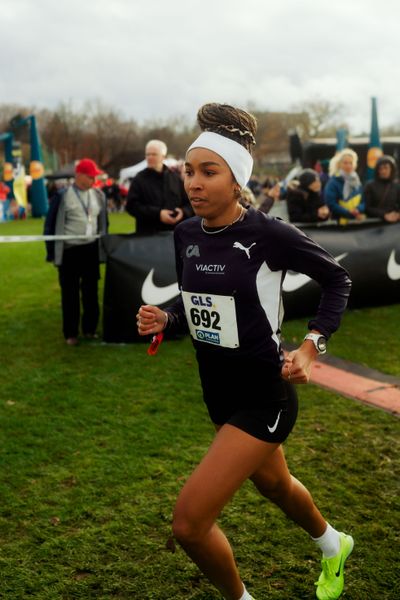 Natalie Füllgraf (Cologne Athletics) im Lauf L05 - Frauen Mittelstrecke bei den Deutschen Meisterschaften im Crosslauf auf dem Sportgelände Bürgerpark Nord am 29.11.2025 in Darmstadt