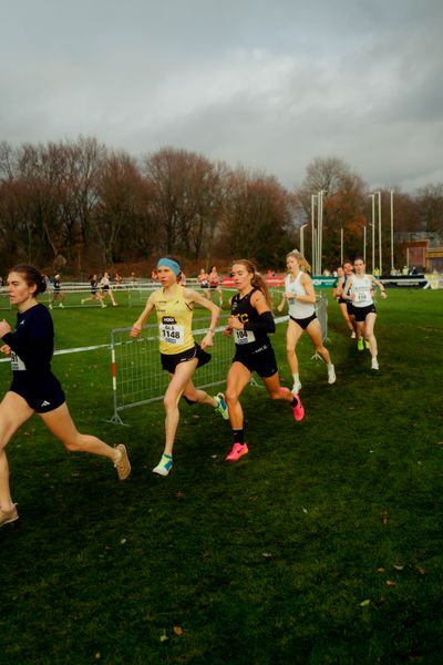 Elena Burkard (LG farbtex Nordschwarzwald), Wendall Lorenzen (Berlin Track Club) im Lauf L06 - Männer Mittelstrecke bei den Deutschen Meisterschaften im Crosslauf auf dem Sportgelände Bürgerpark Nord am 29.11.2025 in Darmstadt