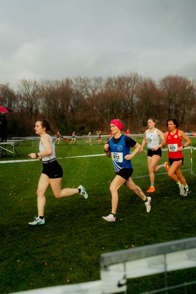 Charlene Warnhoff (LG Weserbergland) im Lauf L05 - Frauen Mittelstrecke bei den Deutschen Meisterschaften im Crosslauf auf dem Sportgelände Bürgerpark Nord am 29.11.2025 in Darmstadt