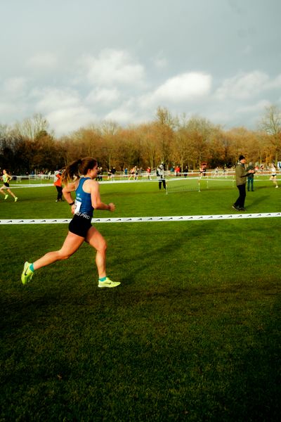Anneke Vortmeier (Ausdauer-Sportverein Duisburg) im Lauf L05 - Frauen Mittelstrecke bei den Deutschen Meisterschaften im Crosslauf auf dem Sportgelände Bürgerpark Nord am 29.11.2025 in Darmstadt