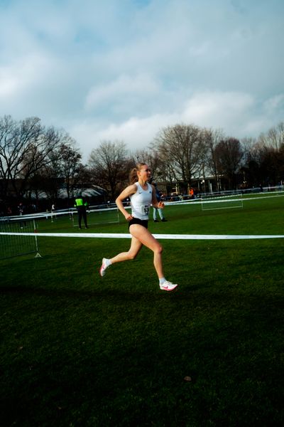 Lea Brückner (Hamburg Running) im Lauf L05 - Frauen Mittelstrecke bei den Deutschen Meisterschaften im Crosslauf auf dem Sportgelände Bürgerpark Nord am 29.11.2025 in Darmstadt