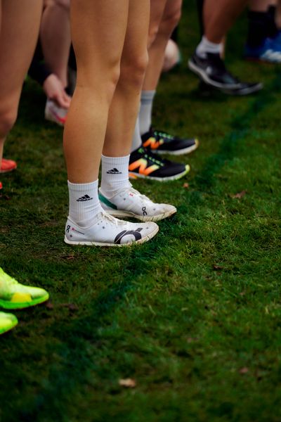 Spikes an der Startlinie bei den Deutschen Meisterschaften im Crosslauf auf dem Sportgelände Bürgerpark Nord am 29.11.2025 in Darmstadt