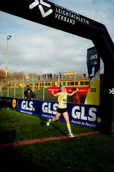Elena Burkard (LG farbtex Nordschwarzwald) im Lauf L05 - Frauen Mittelstrecke bei den Deutschen Meisterschaften im Crosslauf auf dem Sportgelände Bürgerpark Nord am 29.11.2025 in Darmstadt
