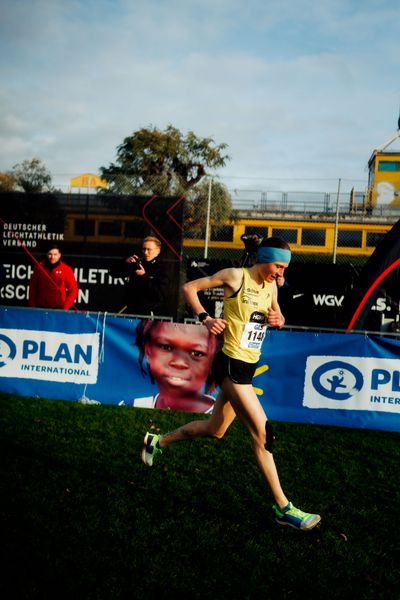 Elena Burkard (LG farbtex Nordschwarzwald) im Lauf L05 - Frauen Mittelstrecke bei den Deutschen Meisterschaften im Crosslauf auf dem Sportgelände Bürgerpark Nord am 29.11.2025 in Darmstadt