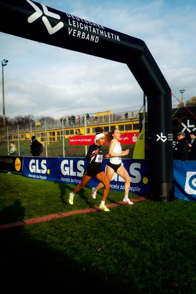 Natalie Füllgraf (Cologne Athletics), Lea Brückner (Hamburg Running) im Lauf L09 - Frauen, U23 Langstrecke bei den Deutschen Meisterschaften im Crosslauf auf dem Sportgelände Bürgerpark Nord am 29.11.2025 in Darmstadt
