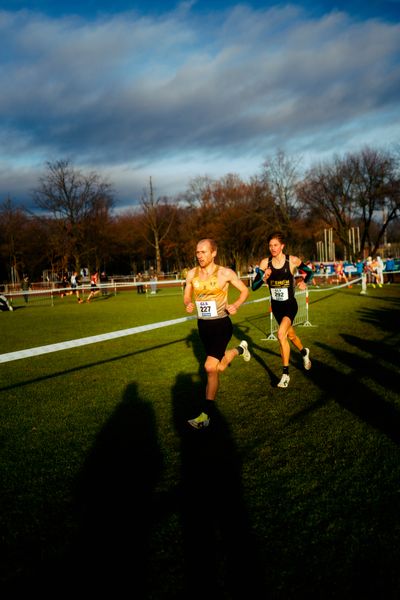 Florian Bremm (LSC Höchstadt/Aisch), Tobias Tent (LG Stadtwerke München) im Lauf L06 - Männer Mittelstrecke bei den Deutschen Meisterschaften im Crosslauf auf dem Sportgelände Bürgerpark Nord am 29.11.2025 in Darmstadt