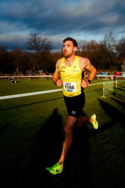 Jens Mergenthaler (LG farbtex Nordschwarzwald) im Lauf L06 - Männer Mittelstrecke bei den Deutschen Meisterschaften im Crosslauf auf dem Sportgelände Bürgerpark Nord am 29.11.2025 in Darmstadt