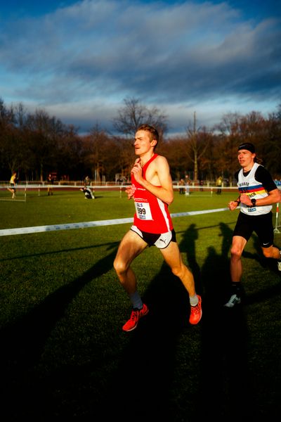 Max Dieterich (LG Braunschweig) im Lauf L06 - Männer Mittelstrecke bei den Deutschen Meisterschaften im Crosslauf auf dem Sportgelände Bürgerpark Nord am 29.11.2025 in Darmstadt
