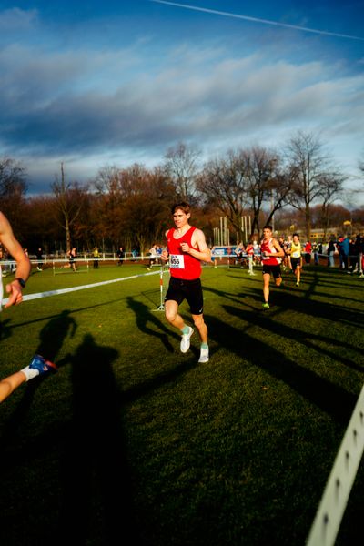 Matti Niederheide (DSC Oldenburg) im Lauf L06 - Männer Mittelstrecke bei den Deutschen Meisterschaften im Crosslauf auf dem Sportgelände Bürgerpark Nord am 29.11.2025 in Darmstadt