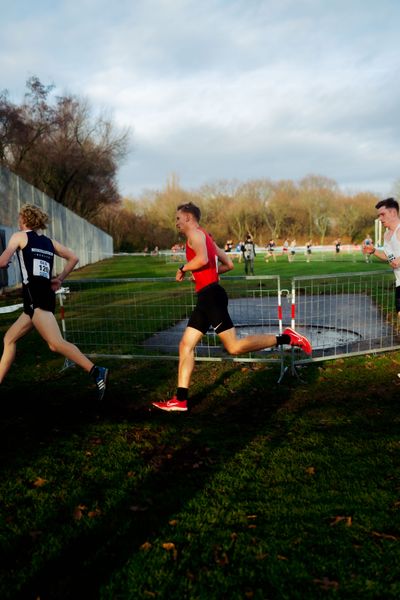 Gabriel Monien (DSC Oldenburg) im Lauf L06 - Männer Mittelstrecke bei den Deutschen Meisterschaften im Crosslauf auf dem Sportgelände Bürgerpark Nord am 29.11.2025 in Darmstadt