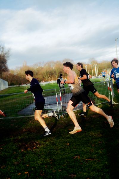 Friedrich Biniok (LSC Höchstadt/Aisch) im Lauf L06 - Männer Mittelstrecke bei den Deutschen Meisterschaften im Crosslauf auf dem Sportgelände Bürgerpark Nord am 29.11.2025 in Darmstadt