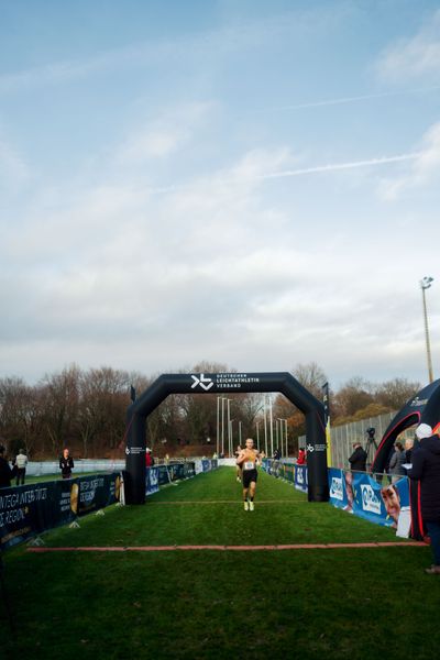 Florian Bremm (LSC Höchstadt/Aisch) im Lauf L06 - Männer Mittelstrecke bei den Deutschen Meisterschaften im Crosslauf auf dem Sportgelände Bürgerpark Nord am 29.11.2025 in Darmstadt