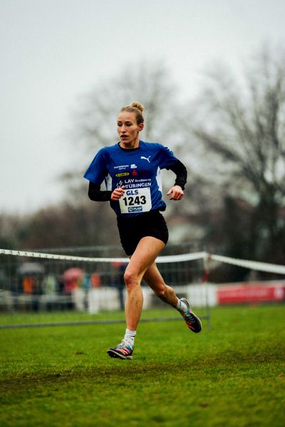 Antonia Schiel (LAV Stadtwerke Tübingen) im Lauf L09 - Frauen, U23 Langstrecke bei den Deutschen Meisterschaften im Crosslauf auf dem Sportgelände Bürgerpark Nord am 30.11.2025 in Darmstadt