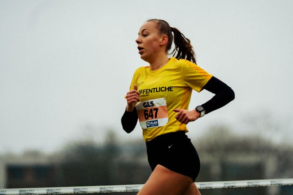 Carolin Hinrichs (VfL Löningen) im Lauf L09 - Frauen, U23 Langstrecke bei den Deutschen Meisterschaften im Crosslauf auf dem Sportgelände Bürgerpark Nord am 30.11.2025 in Darmstadt