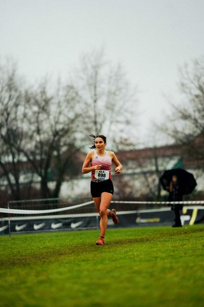 Jessica Keller (TG Worms) im Lauf L09 - Frauen, U23 Langstrecke bei den Deutschen Meisterschaften im Crosslauf auf dem Sportgelände Bürgerpark Nord am 30.11.2025 in Darmstadt