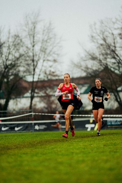 Sophie Hinrichs (TSV Bayer 04 Leverkusen) im Lauf L09 - Frauen, U23 Langstrecke bei den Deutschen Meisterschaften im Crosslauf auf dem Sportgelände Bürgerpark Nord am 30.11.2025 in Darmstadt