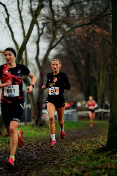 Rosalie Hausdorf (LG Stadtwerke München) im Lauf L09 - Frauen, U23 Langstrecke bei den Deutschen Meisterschaften im Crosslauf auf dem Sportgelände Bürgerpark Nord am 30.11.2025 in Darmstadt