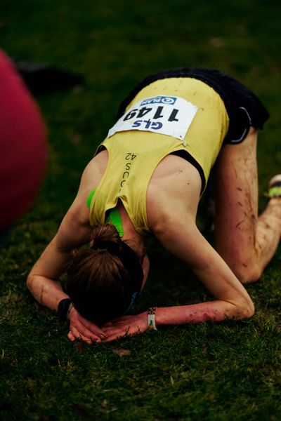 Elena Burkard (LG farbtex Nordschwarzwald) im Lauf L09 - Frauen, U23 Langstrecke bei den Deutschen Meisterschaften im Crosslauf auf dem Sportgelände Bürgerpark Nord am 30.11.2025 in Darmstadt