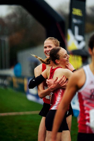 Pia Schlattmann (LG Brillux Münster), Nele Heymann (LG Brillux Münster) im Lauf L09 - Frauen, U23 Langstrecke bei den Deutschen Meisterschaften im Crosslauf auf dem Sportgelände Bürgerpark Nord am 30.11.2025 in Darmstadt